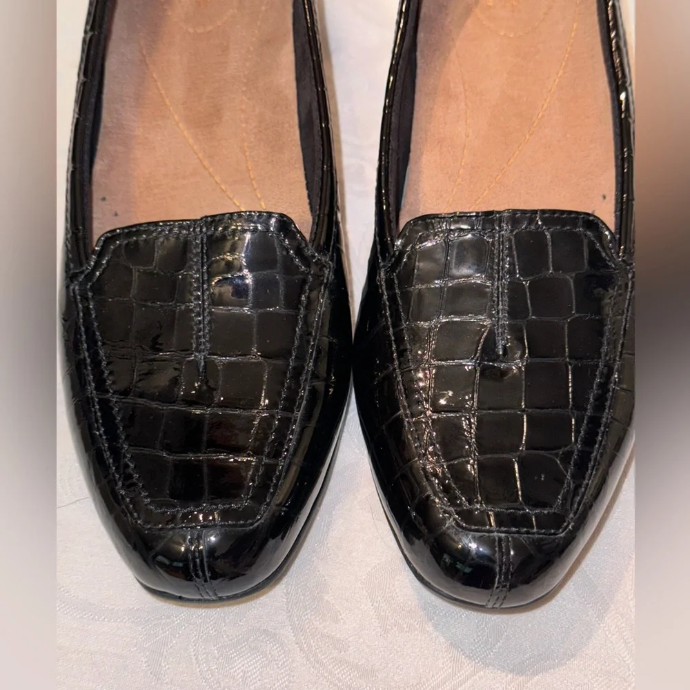 Clarks Everyday Croc Embossed
Patent Leather Loafers, NEW, Size 7.5 - Picture 13 of 16